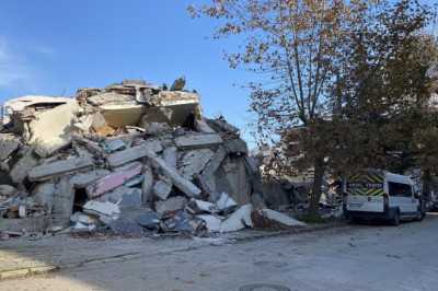 Deprem Tatbikatı Bitti, Enkaz Alanı Hâlâ Açık: Mahallede Büyük Tedirginlik