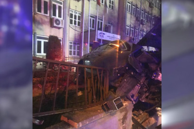 Kontrolden Çıkan Araç SGK Duvarını Yıktı