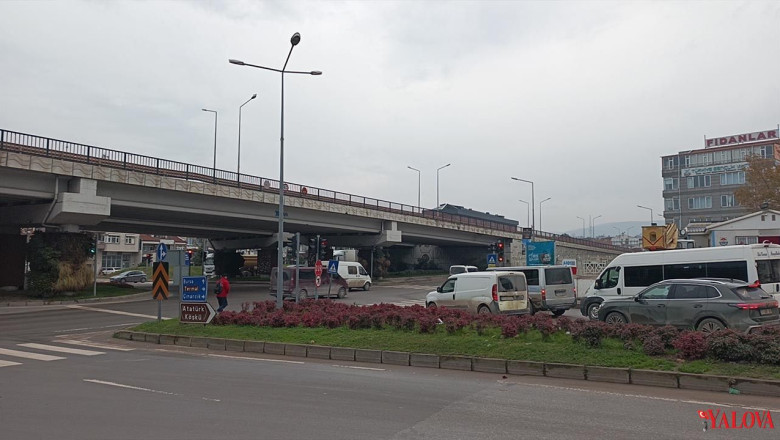 Yalova'da Köprülü Kavşakta Çalışma Nedeniyle Trafik Yoğunluk