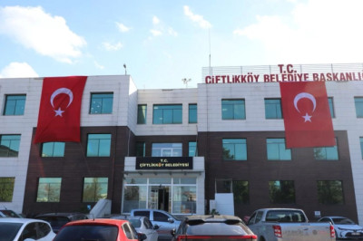 BELEDİYE BİNASI TÜRK BAYRAĞI İLE DONATILDI