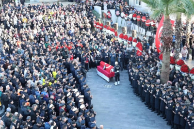 TÜRKİYE ŞEHİTLERİNE AĞLADI