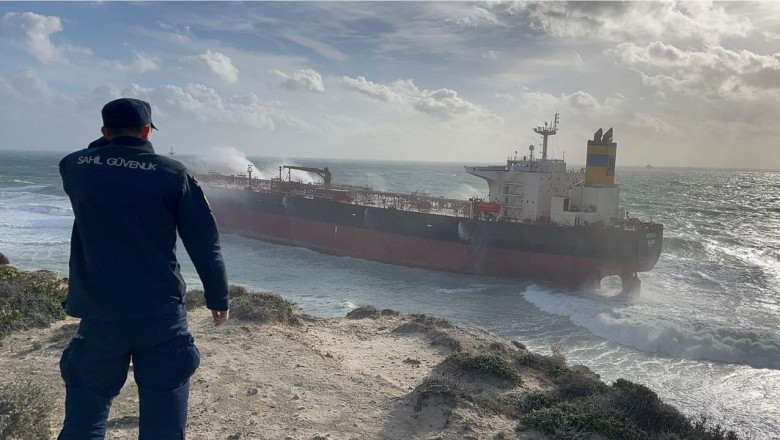 Yalova’ya giden ham petrol tankeri karaya oturdu