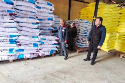 ALTINOVA’DA GÜBRE BAYİLERİ DENETLENİYOR