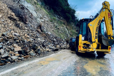 ESENKÖY’DE YOL KAYMASINA ANINDA MÜDAHALE