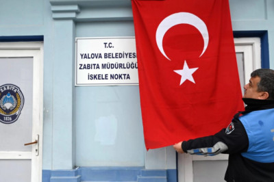 ‘ŞANLI BAYRAĞIMIZI HİÇ KİMSE İNDİREMEZ’