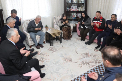 Vali Makas, Yalova’da Şehit Olan Polis Memurunun Ailesini Ziyaret Etti