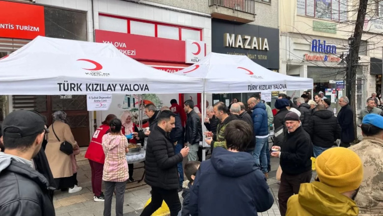 KIZILAY’DAN VATANDAŞLARA HELVA İKRAMI