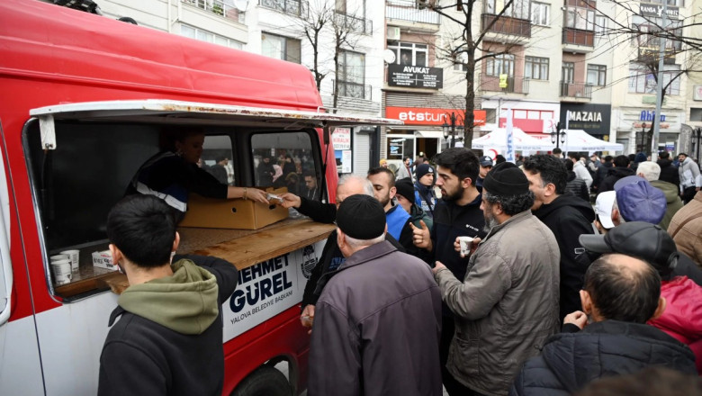 VATANDAŞLARA HELVA İKRAMI