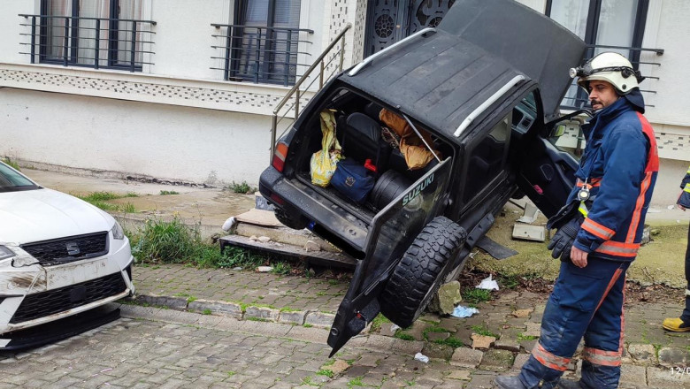 Bayraktepe Mahallesi’nde Trafik Kazası: Yaralı Vatandaş Araçtan Kurtarıldı