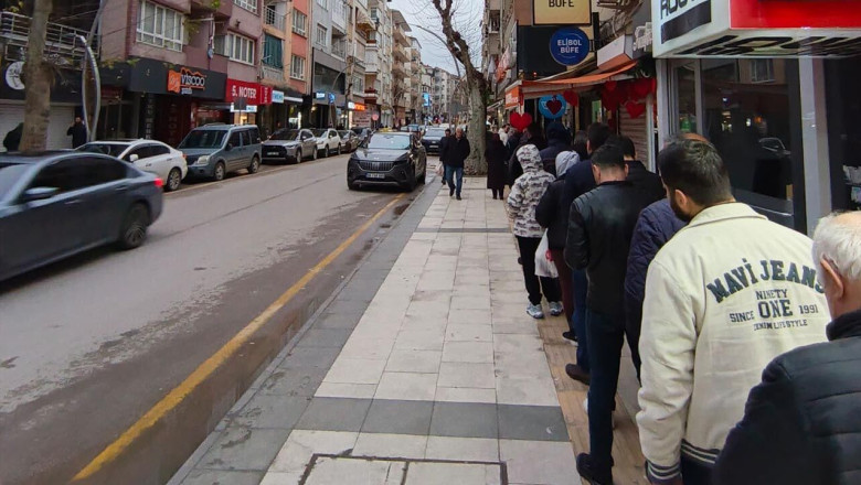 Pide Kuyruğu Uzadıkça Uzadı: İftar Öncesi Yoğunluk Dikkat Çekti