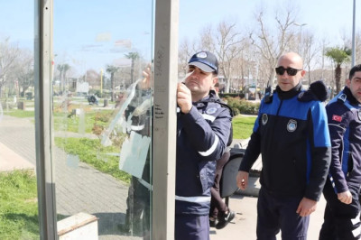 DURAKLARDA İZİNSİZ AFİŞLERE CEZA