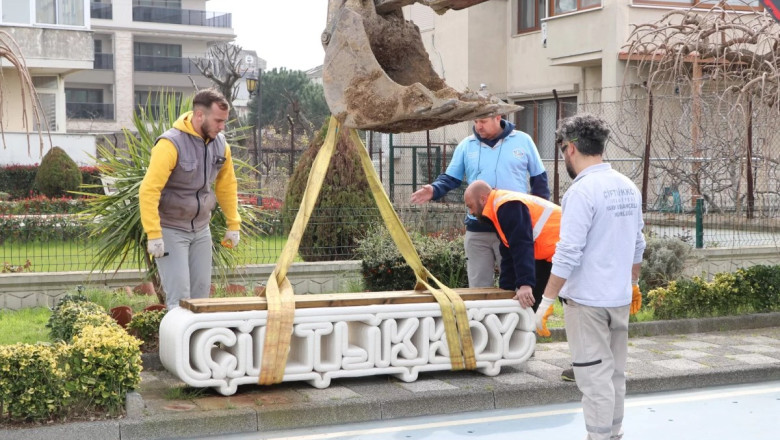ÜRETİLEN BANKLAR SAHİLDE YERİNİ ALDI