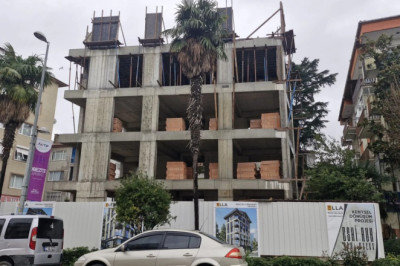 GÜLER MİSİNİZ, AĞLAR MISINIZ?