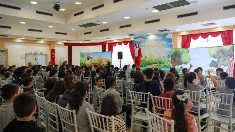 DÜNYA TİYATRO GÜNÜ RENKLİ GÖRÜNTÜLERE SAHNE OLDU