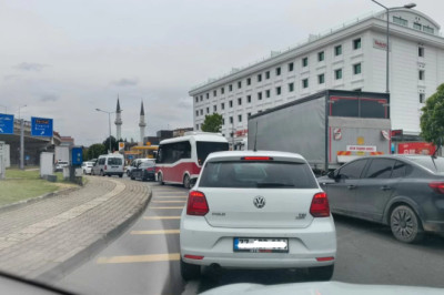 KAVŞAKTA BAKIM TRAFİK FELÇ!