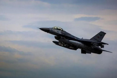 Polonya uçağında yanlış kodla kaçırılma paniği! Türk F-16'ları havalandı