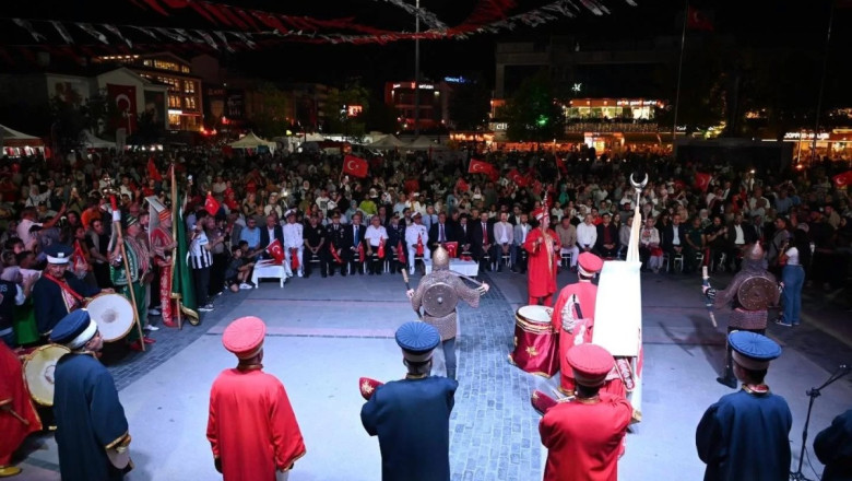 15 TEMMUZ RUHU MEYDANLARDA YAŞATILDI