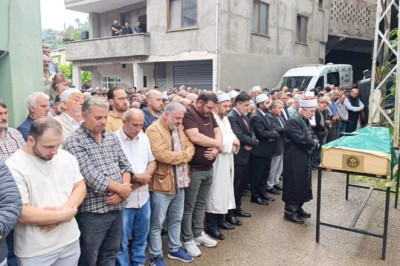 BABASININ CENAZE NAMAZINI BİZZAT KILDIRDI