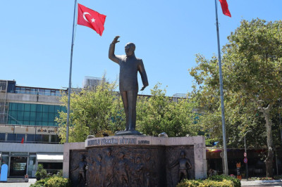 Yalova Valiliği’nin Önüne “Atatürk ve Yalova Anıtı Yapılsın” Çağrısı