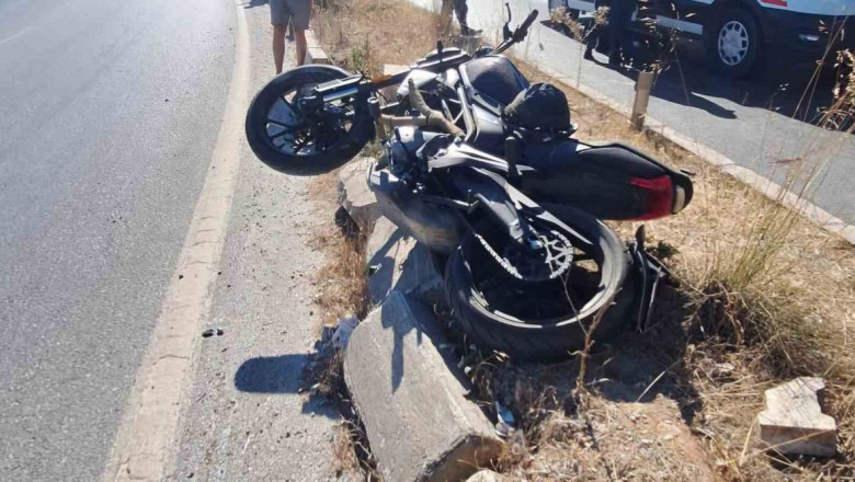 Refüje çarpan motosikletli genç hayatını kaybetti