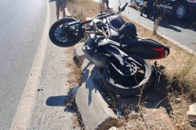 Refüje çarpan motosikletli genç hayatını kaybetti