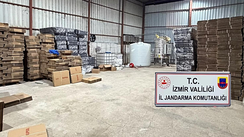 İzmir'de 5 bin 100 litre etil alkol ele geçirildi, 2 şüpheli gözaltına alındı