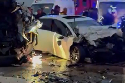 Aksaray'da iki otomobil kafa kafaya çarpıştı, 2 sürücü ağır yaralandı
