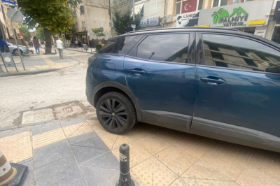 Yalova’da Engelli Geçiş Yoluna Park Eden Araç Dikkat Çekti