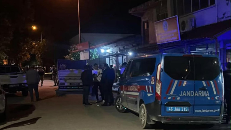 Kavga eden akrabalarını ayırmak isteyen polis memuru canından oldu