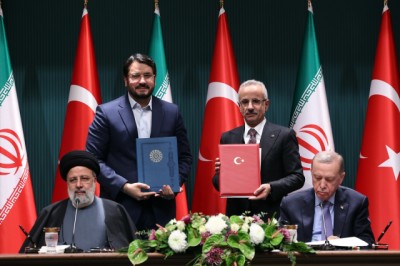 Cumhurbaşkanı Erdoğan: İran ile ilişkilerimizin geliştirilmesine yönelik olarak 10 yeni anlaşmaya imza attık 