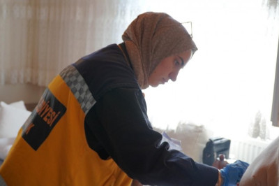 ALTINOVA’DA EVDE BAKIM VE SAĞLIK BİRİMİ DURDURAK BİLMİYOR