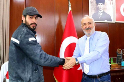 Belediyenin kaybolan 25 bin lirasını teslim etti