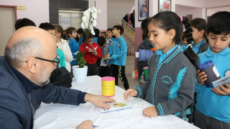 “KUMBARALARINA PARA ATIP KİTAPLIKLARINA KİTAP KATTILAR”