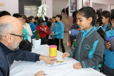 “KUMBARALARINA PARA ATIP KİTAPLIKLARINA KİTAP KATTILAR”