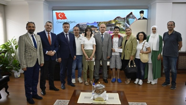 LGS BİRİNCİLERİ VALİ EROL’U ZİYARET ETTİ