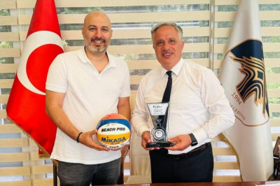 Maxwell’den Acar’a Teşekkür Plaketi