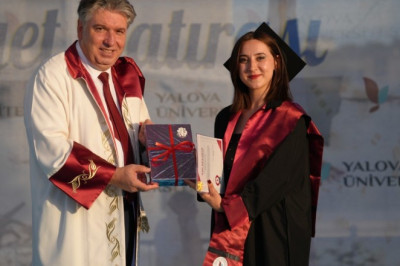 ÜNİVERSİTEDE MEZUNİYET TÖRENİ YAPILDI