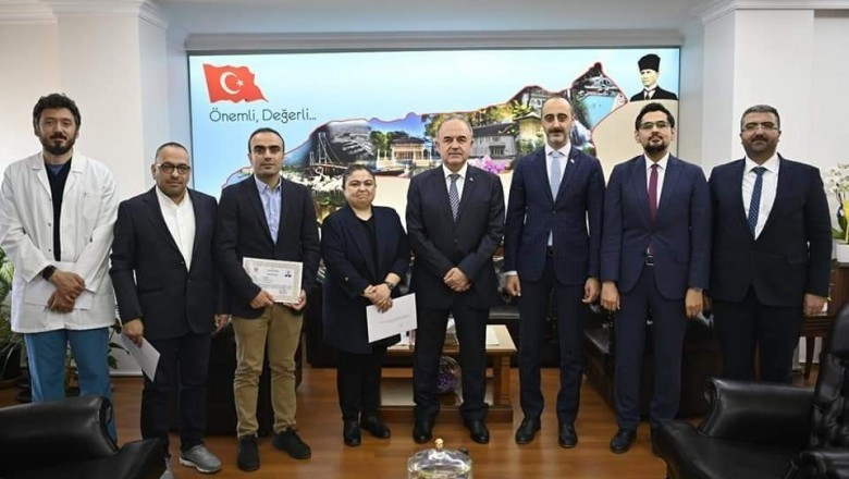 VALİ EROL’DAN DOKTORLARA BAŞARI PLAKETİ VERİLDİ