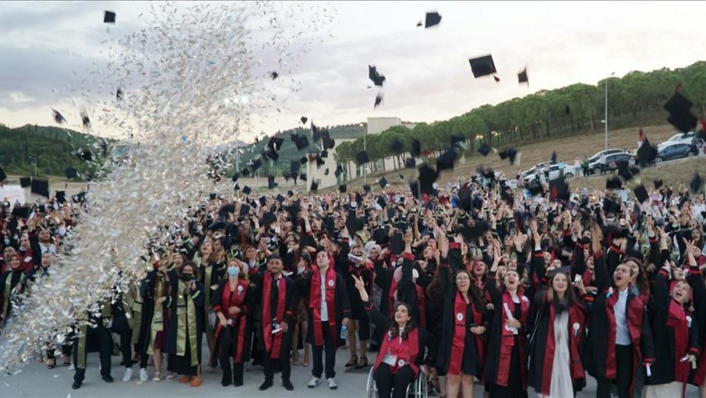 YALOVA ÜNİVERSİTESİ’NDE MEZUNİYET TÖRENİ HEYECANI YAŞANDI