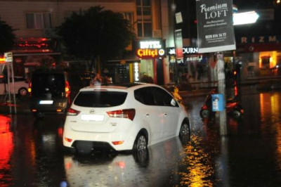 Yalova'da Yağış Hayatı Olumsuz Etkiledi