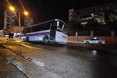 Özel halk otobüsü, su borusunun patlamasıyla oluşan göçüğe düştü