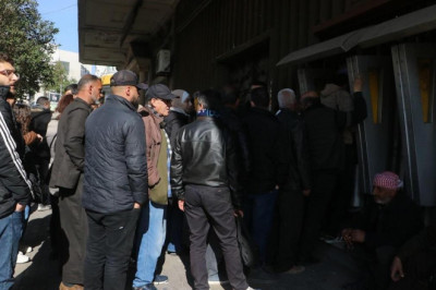 Rejim devrildi, maaşlar yattı! Suriyeliler ATM'ler önünde uzun kuyruklar oluşturdu