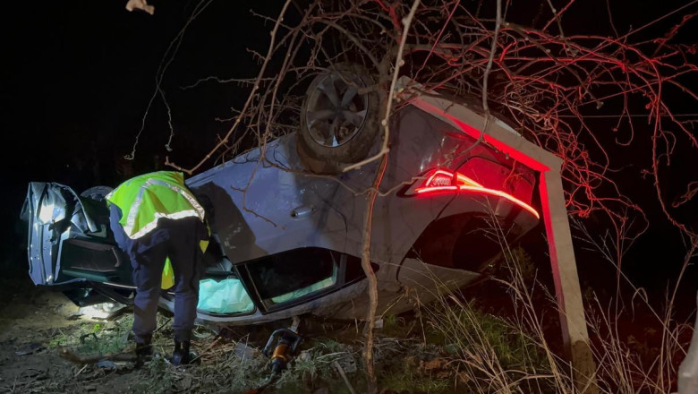 Bursa otomobil, kivi bahçesine uçtu; nişanlı çift yaralandı