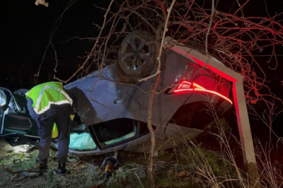 Bursa otomobil, kivi bahçesine uçtu; nişanlı çift yaralandı