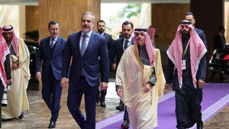 Hakan Fidan'dan Riyad'da Suriye Mesajı: Eğer 'SDG' merkezi yönetimle bütünleşme çabalarında samimiyse, feshedildiğini açıklamalıdır