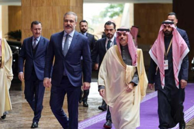 Hakan Fidan'dan Riyad'da Suriye Mesajı: Eğer 'SDG' merkezi yönetimle bütünleşme çabalarında samimiyse, feshedildiğini açıklamalıdır