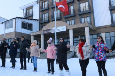 Hakkari'de kayak sezonu halaylarla açıldı