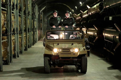 İran’dan 'yeraltı füze tesisi' ile gözdağı: ABD ve İsrail bayraklarına basarak içeri girdiler…