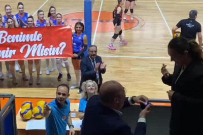 Voleybol maçında sürpriz evlilik teklifi