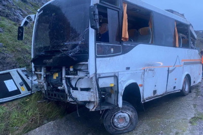 SON DAKİKA... Balıkesir'de işçi servisi devrildi: 25 yaralı